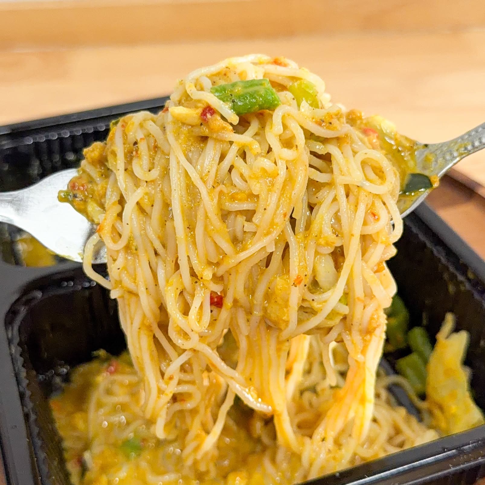 便利店也能买到正宗南泰国咖喱？EZYGOxครัวบ้านเอ三款速食测评：蟹肉、猪肉与鲈鱼 - 图片2