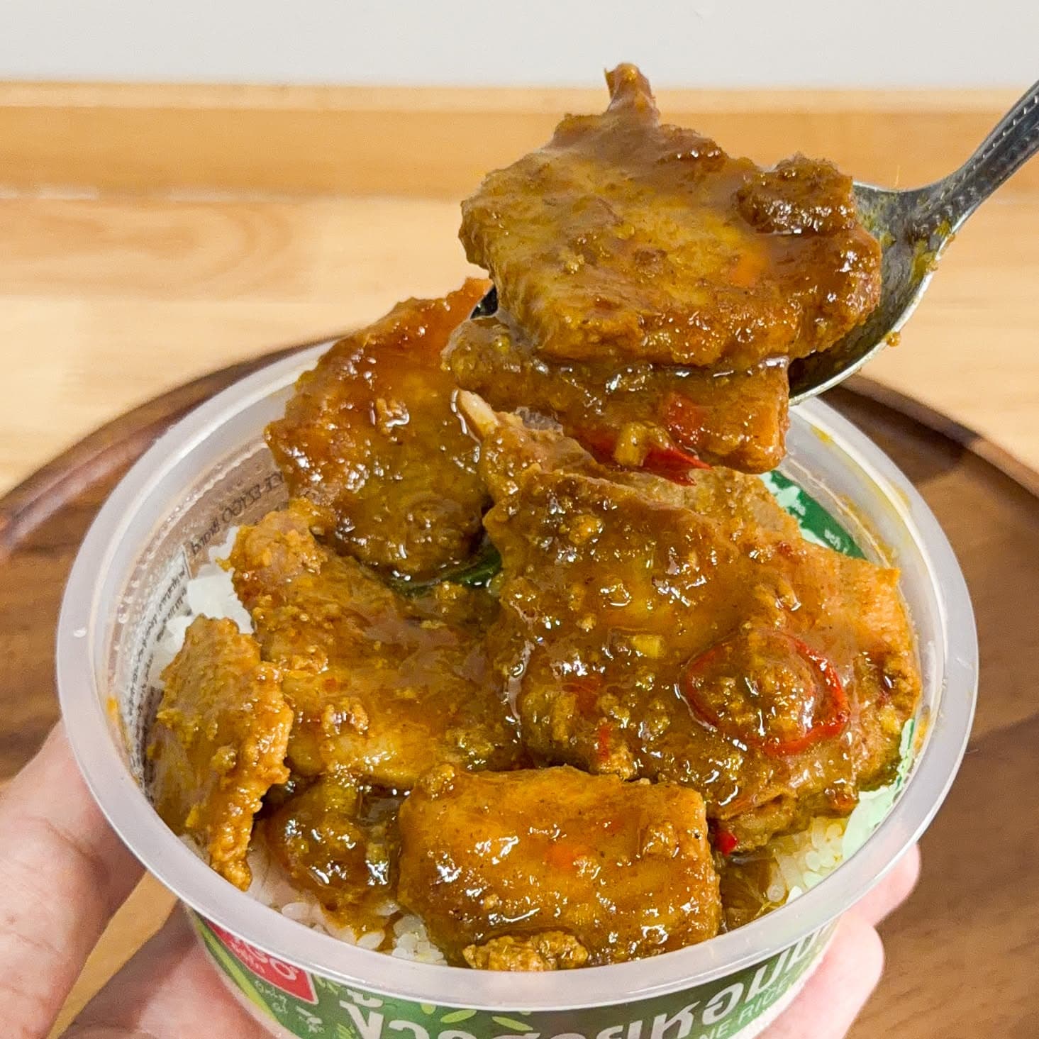 便利店也能买到正宗南泰国咖喱？EZYGOxครัวบ้านเอ三款速食测评：蟹肉、猪肉与鲈鱼 - 图片4