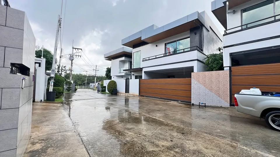 东芭提雅6房7卫豪华泳池别墅，带独立客房与全套家具，月租收益12万泰铢封面图