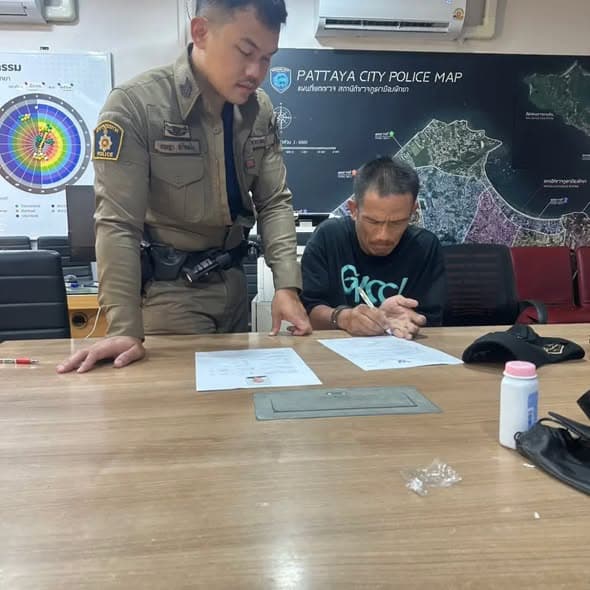 帕提亚省法院在押嫌犯戴手铐翻墙逃脱，警方悬赏2万泰铢征集线索 - 图片4