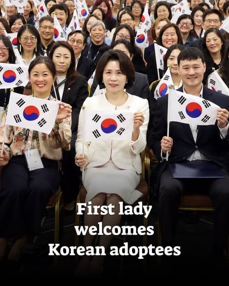 韩国第一夫人金惠景出席国际韩裔收养者协会首尔开幕式，与收养者共同挥舞国旗 - 图片1