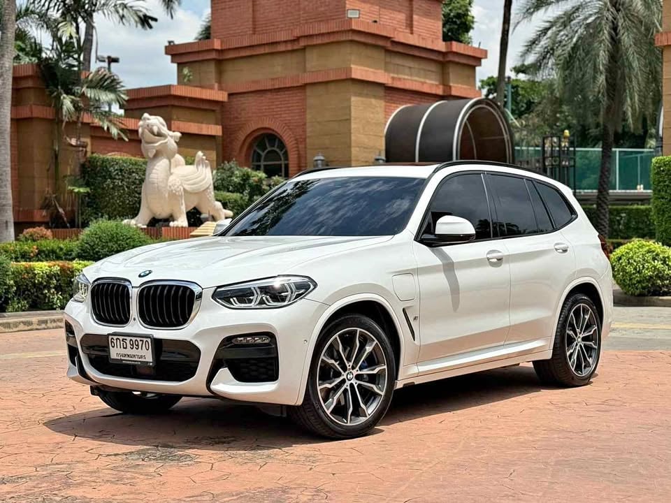 2021年宝马X3 xDrive30e M运动版，里程16万公里，售价82.8万泰铢