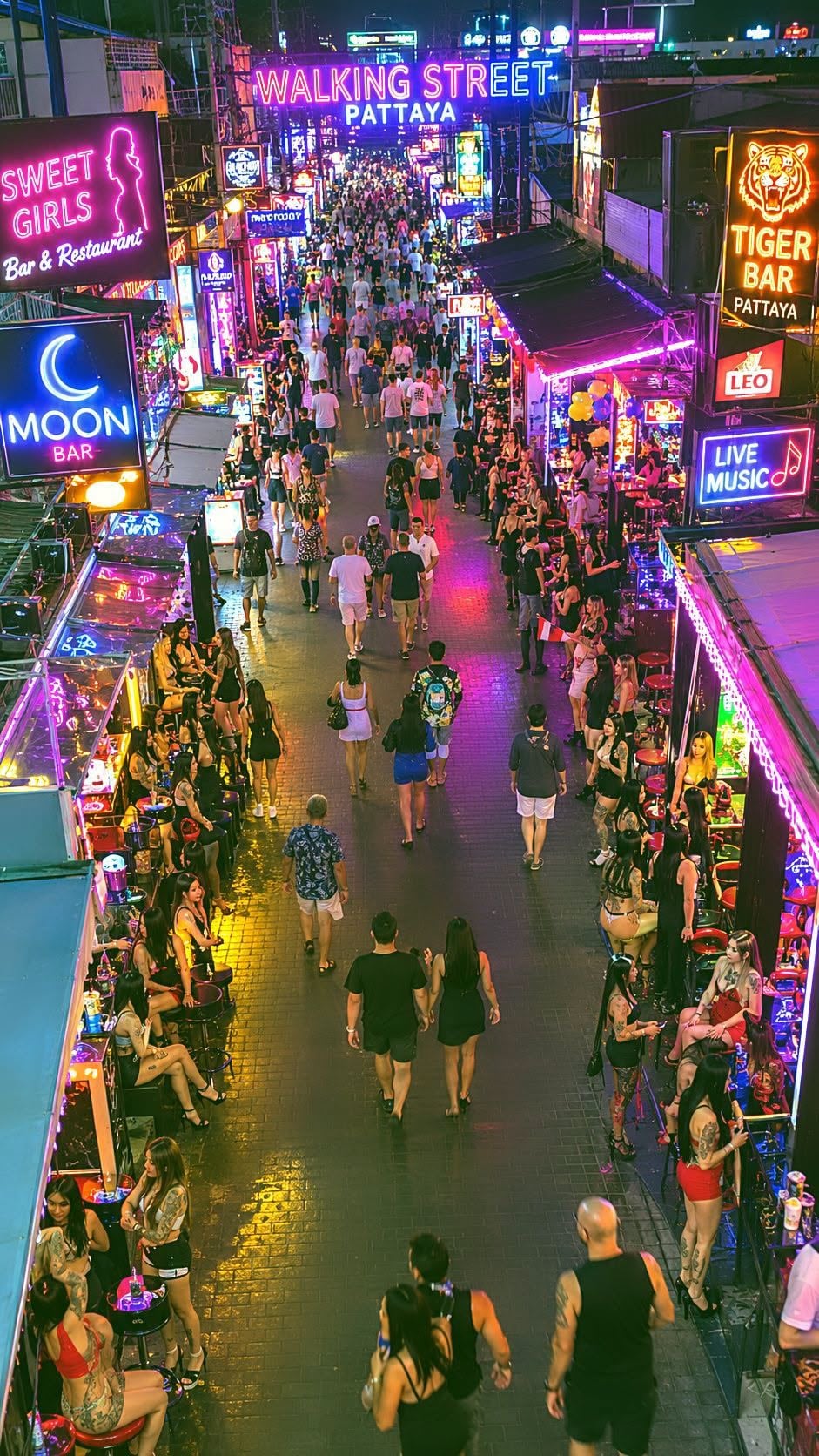 午夜后的芭提雅中央街：霓虹、音乐与无数故事交织的活力之夜