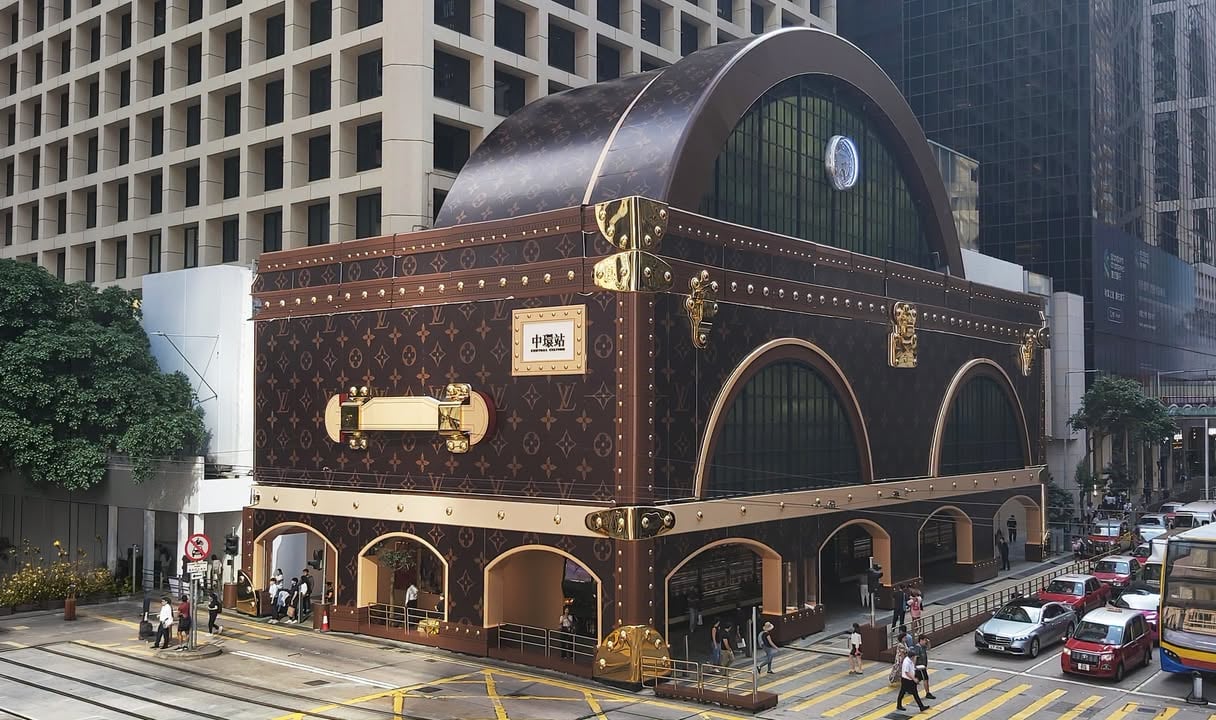 路易威登在香港中环Landmark大楼打造全尺寸火车头快闪店，细节惊艳