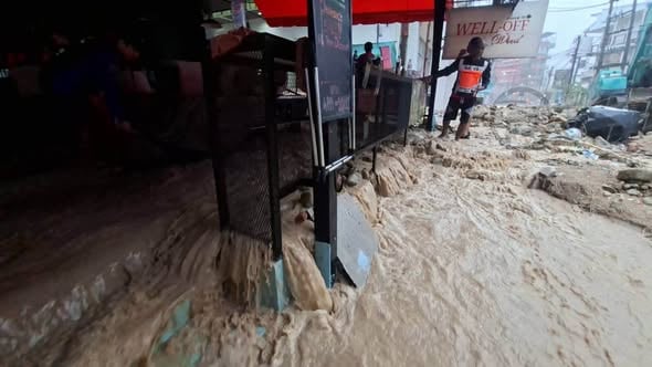 普吉连日暴雨致多地积水，24小时降雨量达142.8毫米