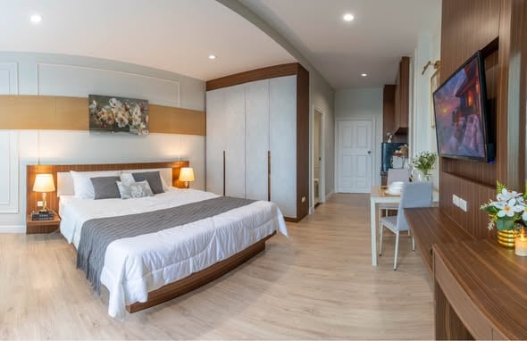 普吉岛查龙租房：1.2万泰铢/年，步行50米即达超市，周边海滩寺庙便利