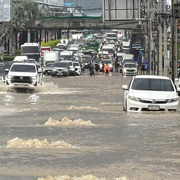 芭提雅午后暴雨致交通瘫痪与局部积水，你受影响了吗？