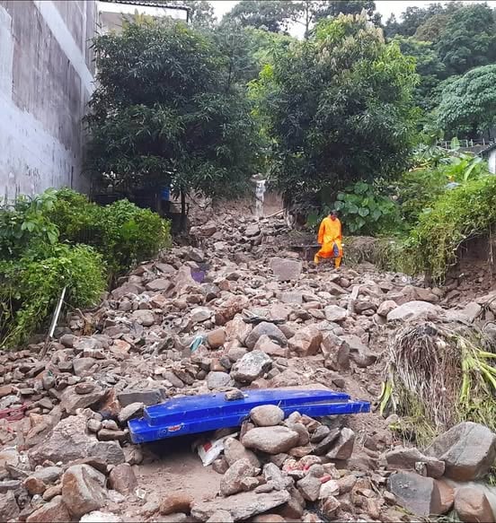 普吉岛巴东海滩暴雨引发山洪，Nanai路泥泞不堪车辆受困