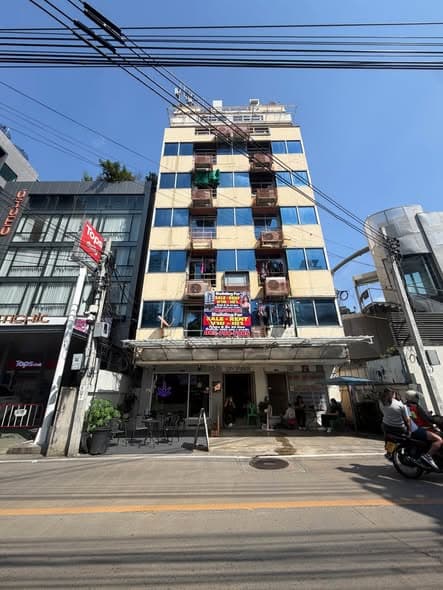 曼谷素坤逸13巷整栋8层物业出售或出租,含32间房及天台,黄金地段待翻新封面图
