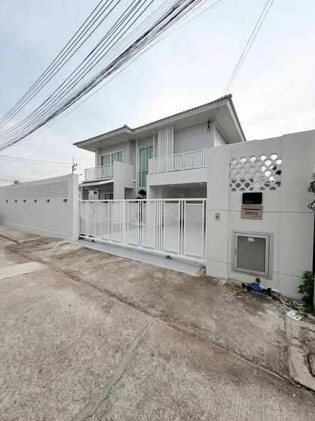 1099万泰铢买普瑞克萨-纳拉独立屋,带泳池及全套家电家具拎包入住封面图