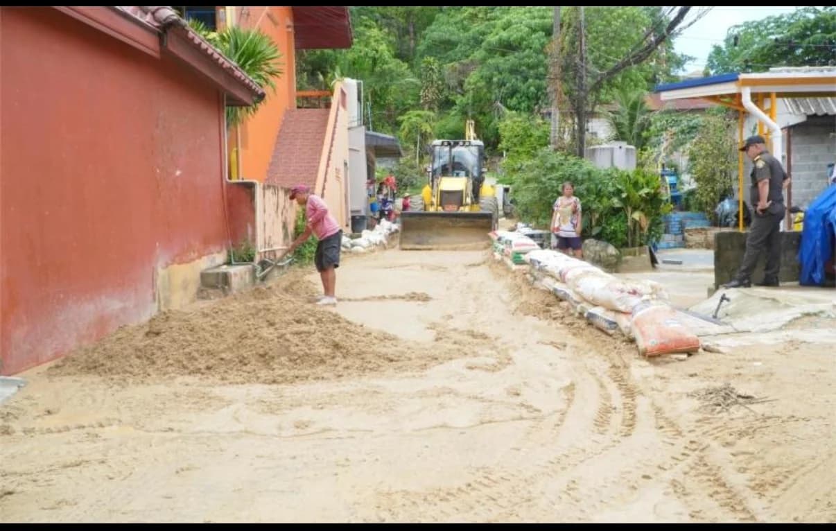 普吉芭东暴雨积水消退,道路逐步恢复通行,气象厅预警仍有局部特大降雨风险 - 图片2