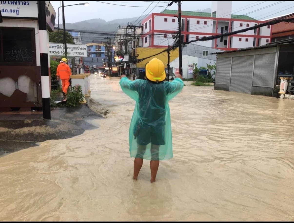 普吉芭东暴雨积水消退,道路逐步恢复通行,气象厅预警仍有局部特大降雨风险 - 图片1